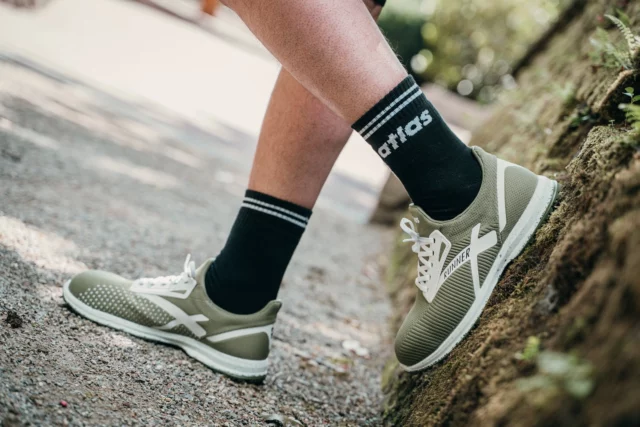 Leicht, robust & zuverlässig – Die RUNNER-SERIE für warme Arbeitstage
 
Bei sommerlichen Temperaturen, braucht es luftig-leichte Sicherheitsschuhe. Deshalb haben wir die Runner-Modelle so entwickelt, dass sie hohen Tragekomfort und zuverlässigen Schutz im Arbeitsalltag bieten.
 
Die enganliegende Monosock-Konstruktion besteht aus einem flexiblen, atmungsaktiven, textilen Obermaterial, das sich optimal an den Fuß anpasst. So bleibt das Tragegefühl auch bei längeren Arbeitstagen angenehm und die Füße werden zuverlässig unterstützt – selbst bei viel Bewegung und wechselnden Tätigkeiten.
 
Für unterschiedliche Anforderungen gibt es die Runner-Serie in verschiedenen Ausführungen: Die S1P-Varianten eignen sich ideal für trockene Arbeitsbereiche, während die S3-Modelle mit einem wasserabweisenden Obermaterial zusätzlichen Schutz bei Feuchtigkeit und wechselnden Witterungsbedingungen bieten.
 
Dadurch sind die Runner-Modelle vielseitig einsetzbar und auf die täglichen Herausforderungen verschiedenster Arbeitsbereiche abgestimmt.
 
Interesse? Dann schaut doch mal bei uns unter atlas.shop vorbei!
 
#Sicherheitsschuhe #RunnerModelle #S1P #S3 #Workwear #Qualität