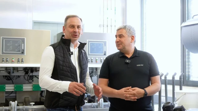 Um die Wasserdichtigkeit unserer Gore-Tex Sicherheitsschuhe besonders effizient und praxisnah zu prüfen, setzen wir auf ein innovatives Testverfahren: Die Schuhe werden vollständig mit Wasser gefüllt und anschließend in einer Zentrifuge rotiert. Im Vergleich zum klassischen Wasserbad liefert dieses Verfahren in nur einer halben Stunde ein sehr präzises Ergebnis und das unter realistischen Belastungsbedingungen.

Die starke Zentrifugalkraft presst das Wasser mit hohem Druck gegen das Material und simuliert so anspruchsvolle Einsatzsituationen im Arbeitsalltag. Nur wenn kein einziger Tropfen nach außen dringt, gilt der Test als bestanden. So stellen wir sicher, dass unsere Modelle auch unter extremem Druck absolut dicht halten – für maximale Sicherheit und Komfort.

#ATLAS #Goretex #Zentrifuge